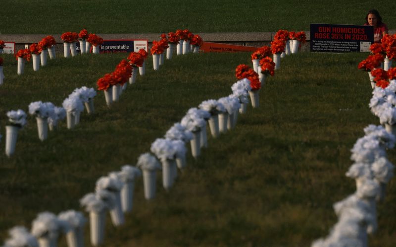 U.S. Senate Democrats say getting closer to gun-violence compromise