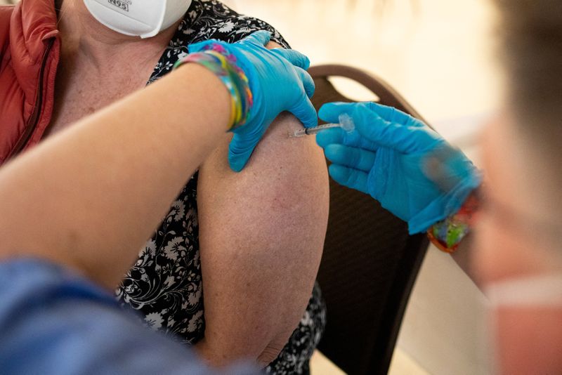 U.S. appeals court vacates federal vaccine mandate pending additional hearing