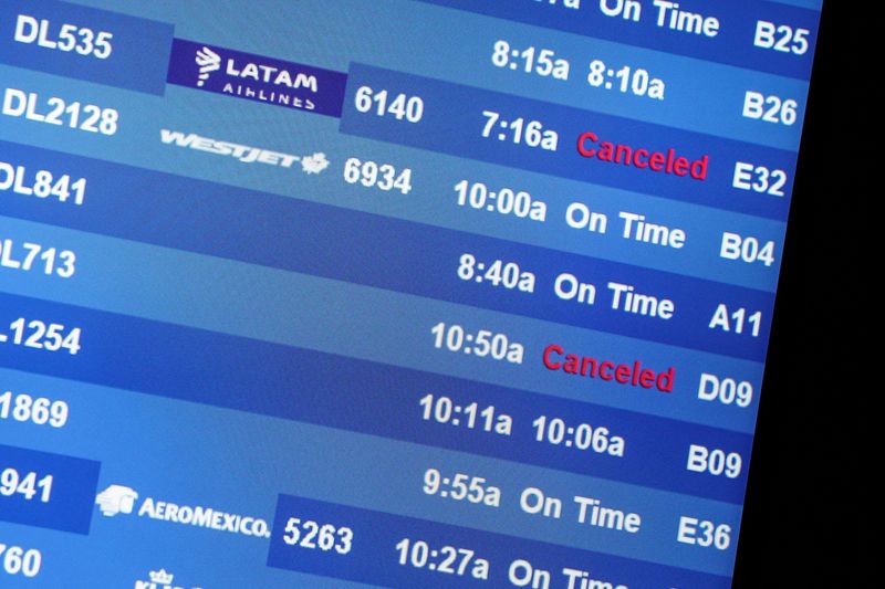 U.S. lawmakers look to crack down on airlines over canceled flights