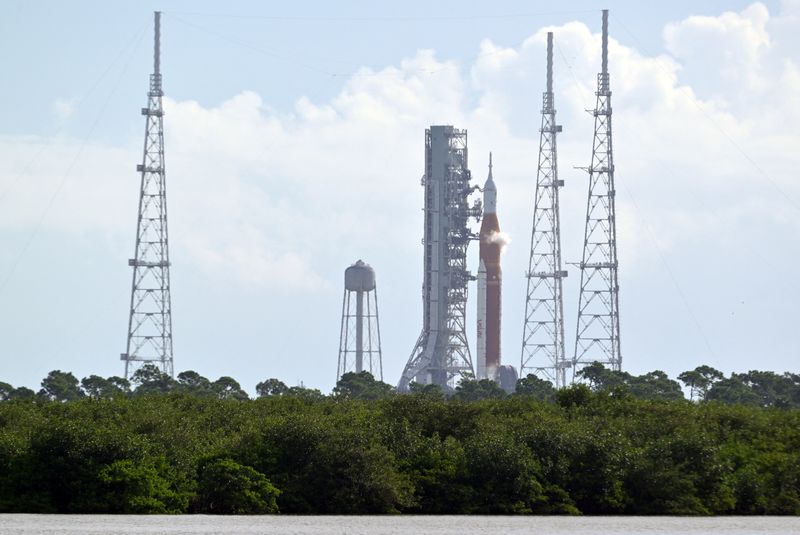 NASA's new moon rocket tested by hurricane-force winds at Florida launchpad
