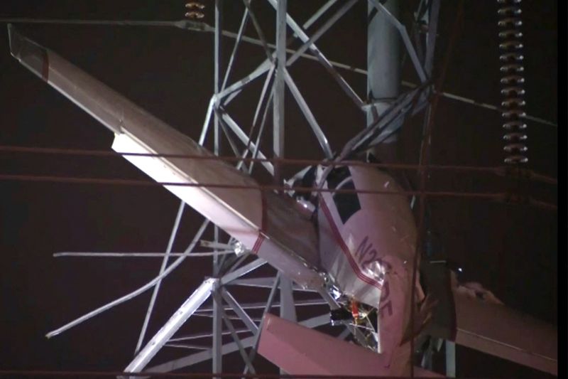 Two rescued from small plane crash near Washington, authorities say