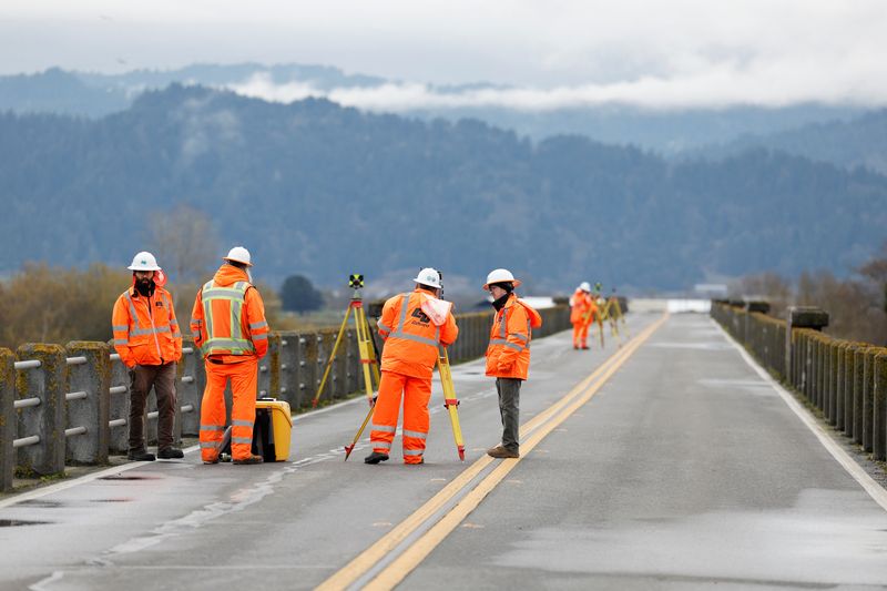Crews work to restore running water, power to quake-rattled northern California