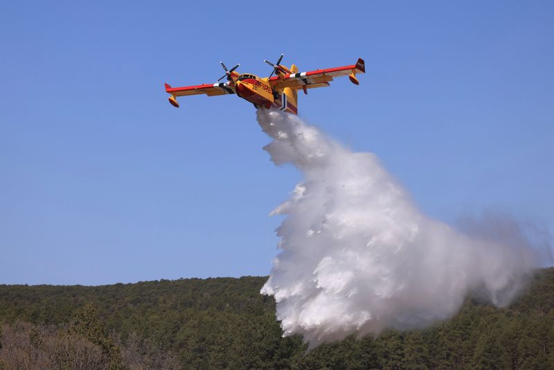 Strong winds force grounding of aircraft fighting New Mexico wildfire