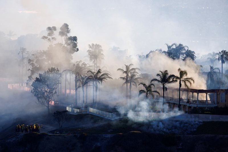Wildfires threaten New Mexico resorts, burn California mansions