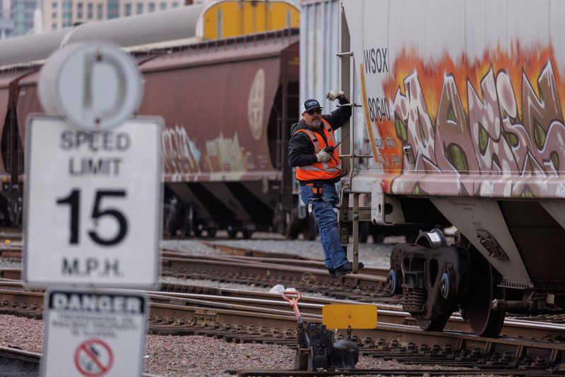 Major railroads to join U.S. 'close call' voluntary reporting program