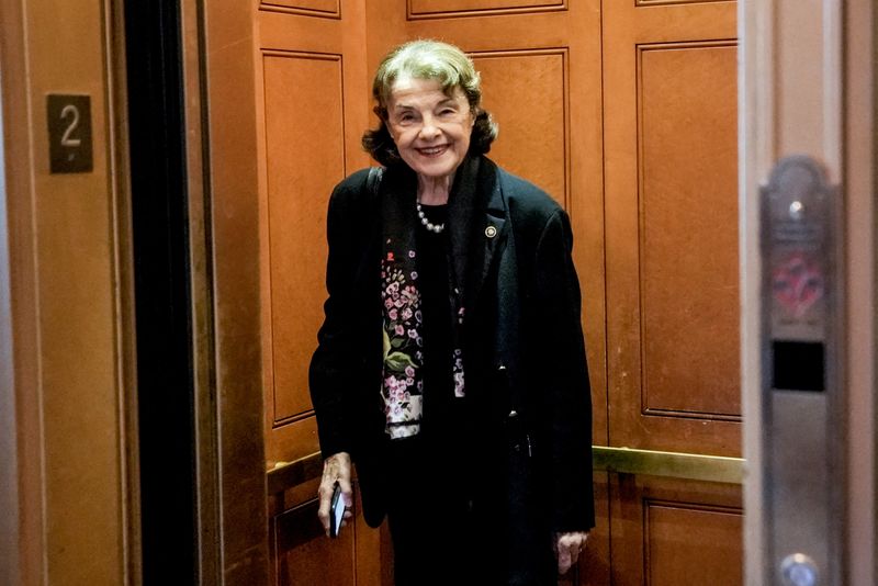 US Senator Dianne Feinstein hospitalized with shingles, expects full recovery