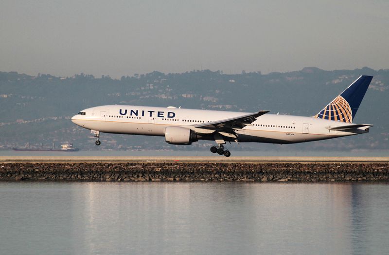 United Airlines passenger tried to stab flight attendant, U.S. prosecutors say