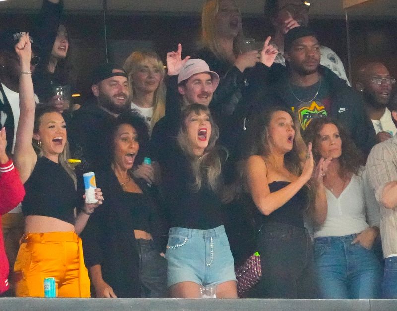 Taylor Swift's NFL era: Pop star again watches Chiefs, Kelce amid romance rumors