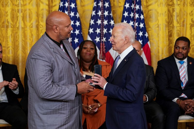 Ex-police officer who defended US Capitol on Jan. 6 announces bid for Congress