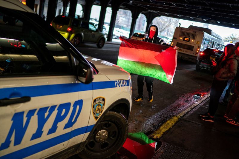 Police seek suspect in armed robbery at Manhattan business