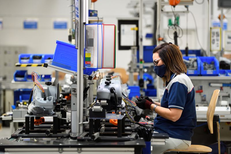 Italian manufacturing and consumer confidence morale falls in Feb