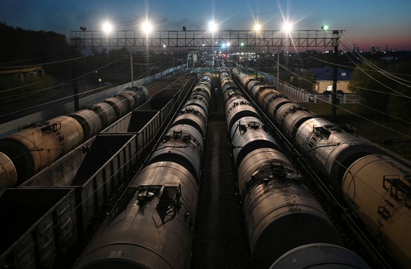 U.S. may act alone to ban Russian oil imports, sources say
