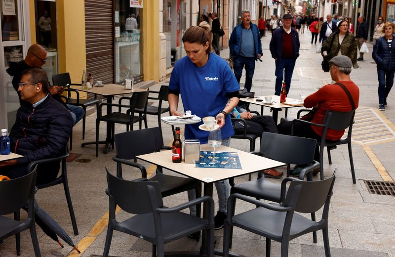 Spain raises inflation forecast for 2022, lowers GDP growth target for 2023