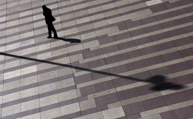 Amid clouds on economic horizon, Spain's jobless rate stays below 3 million mark