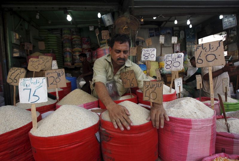 Pakistan's Oct CPI accelerates to 26.6% y/y on food and fuel costs  