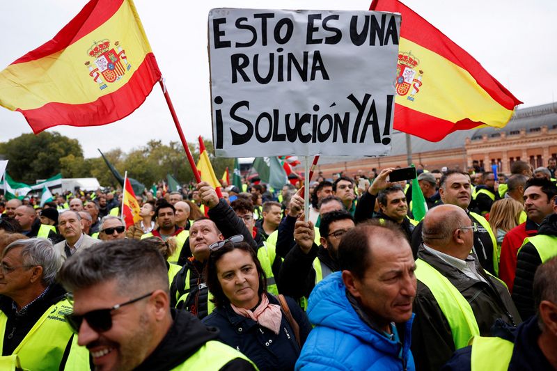 Spanish truckers suspend strike, citing 'harassment campaign' by authorities