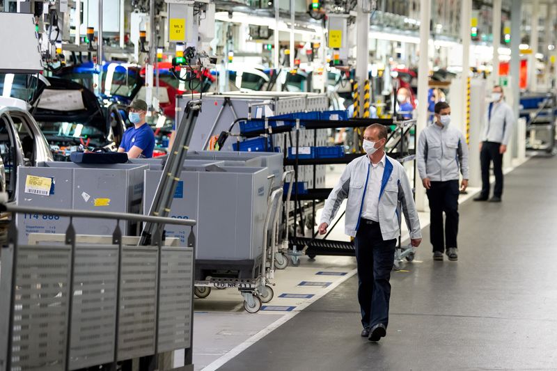 German industrial output falls less than expected in October