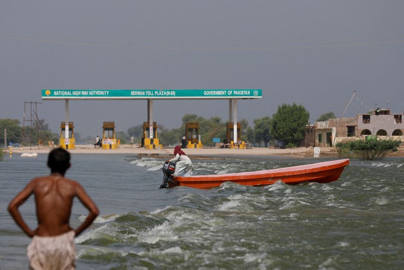Pakistan signs $475 million flood loan deal with ADB