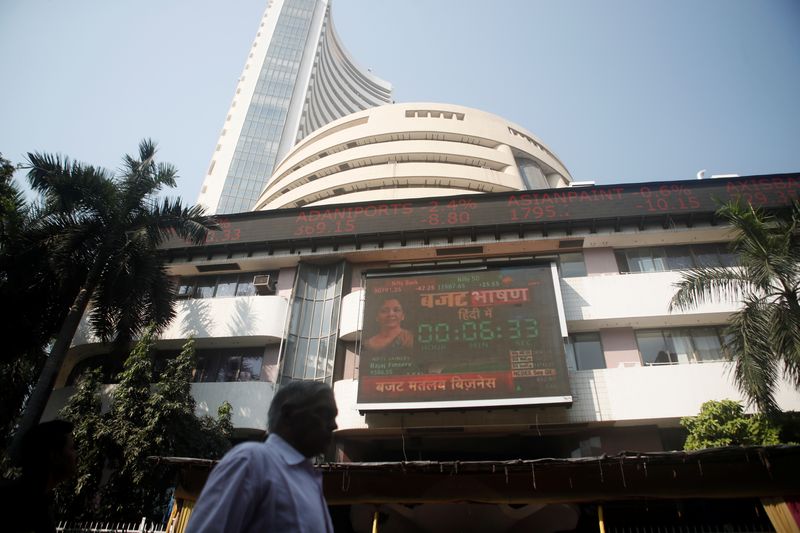 Indian shares fall on U.S. rate-hike worries