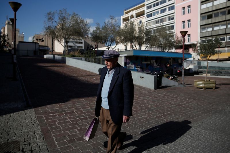 Greek economy expands in Q4 on higher consumer spending, investment