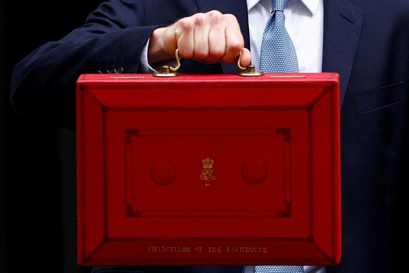 UK debt agency treads careful path to sell near-record volume of bonds