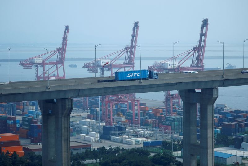 South Korea's weak exports, easing prices may keep rates on hold