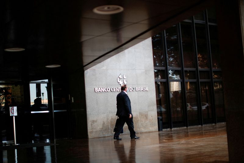 Brazil's central bank employees escalate protests over career demands