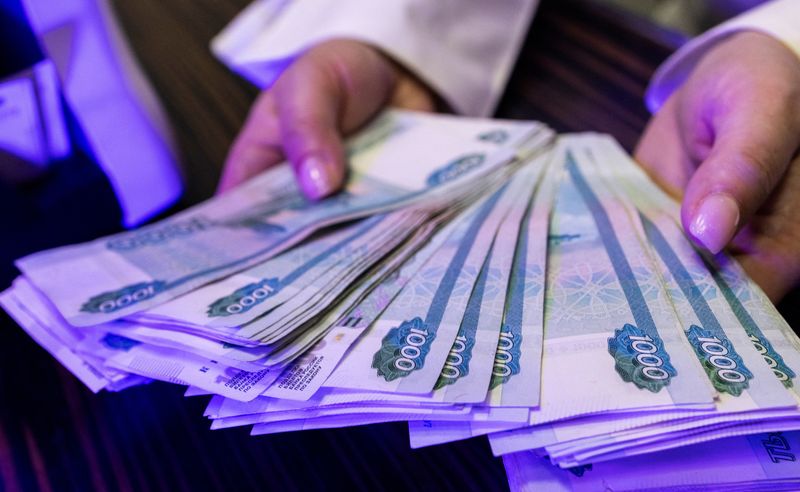 Rouble steadies, locking in gains made after Putin ordered capital controls