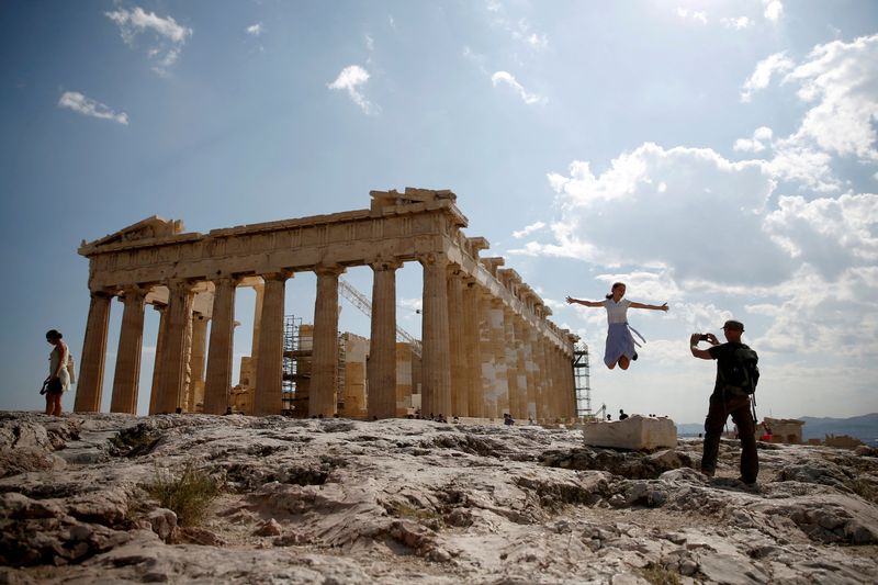 Greek economy seen growing by 2.9% next year on strong investment