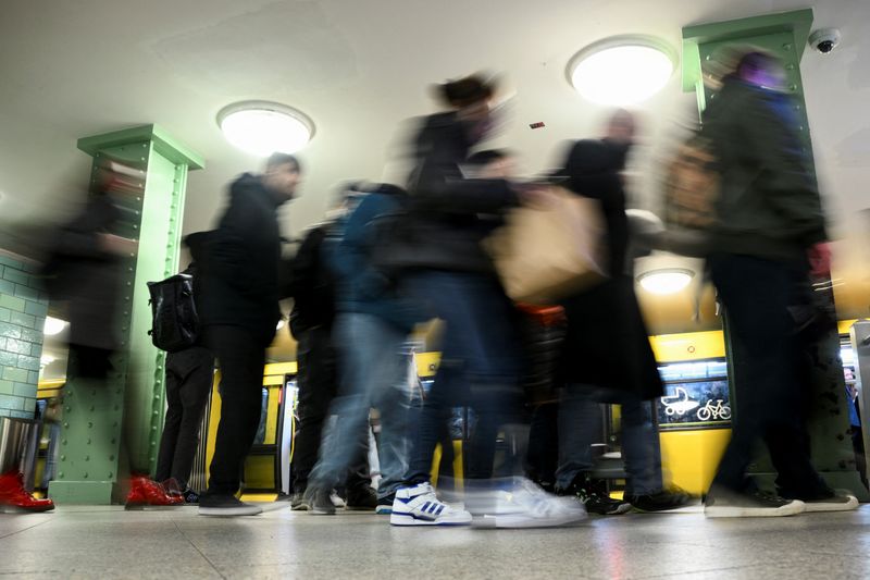 Public sector workers in German states strike wage deal