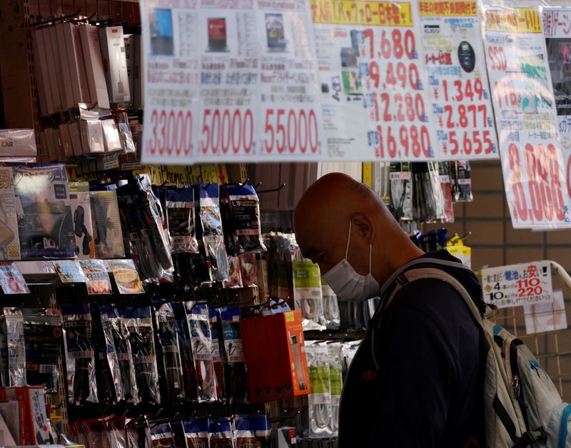 Japan Nov household spending falls 2.9% year/year
