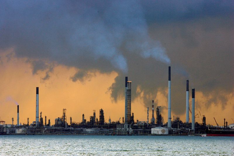 Hedge fund oil positions caught between risks from sanctions and recession: Kemp