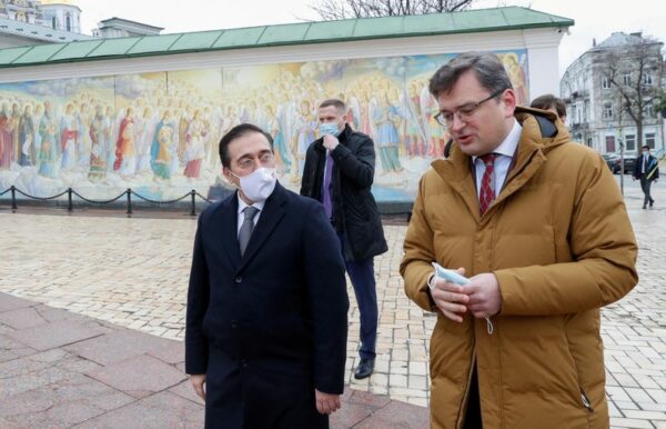 Ukraine sees chance for diplomacy but seeks sanctions against Russia