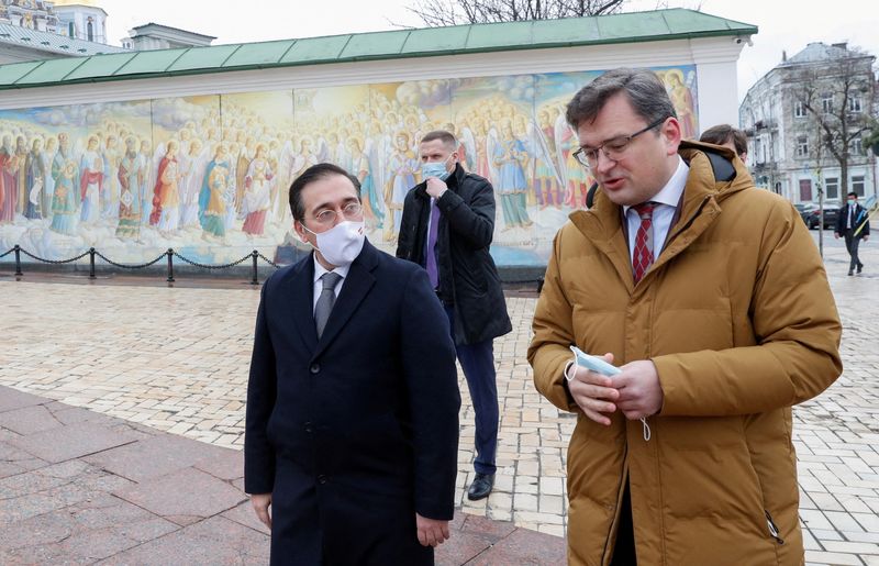 Ukraine sees chance for diplomacy but seeks sanctions against Russia