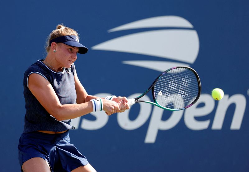 Tennis-Ukrainian tennis player Yastremska flees to safety in France