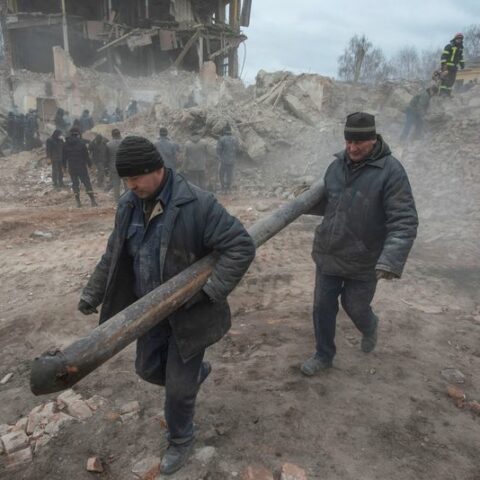 First convoy of evacuees leaves ukrainian city of sumy, officials say - photo licensed by shore news network.