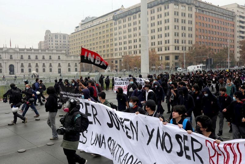 High school on fire: violent protests by kids rock Chile