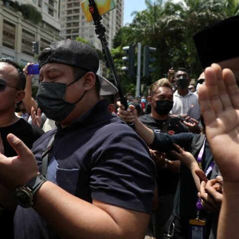 Najib loyalists call for royal pardon as malaysia's ex-pm begins jail term - photo licensed by shore news network.