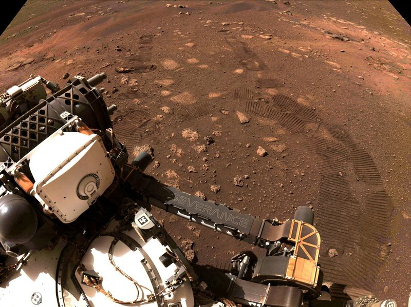 Rock-hunting NASA rover reveals Martian crater's surprising geology