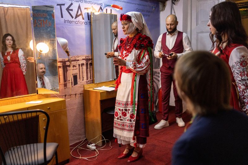 Underground theatre: Ukraine actors return to stage in bomb shelter