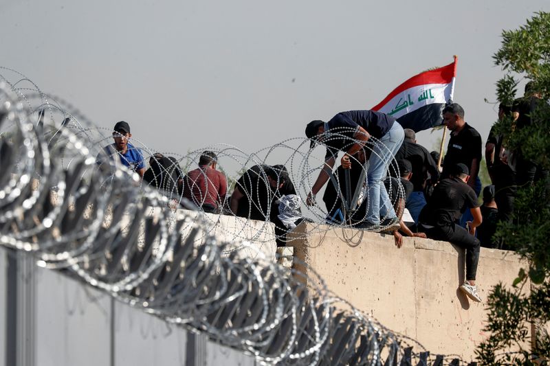 Deadly clashes rage in Baghdad in Shi'ite power struggle