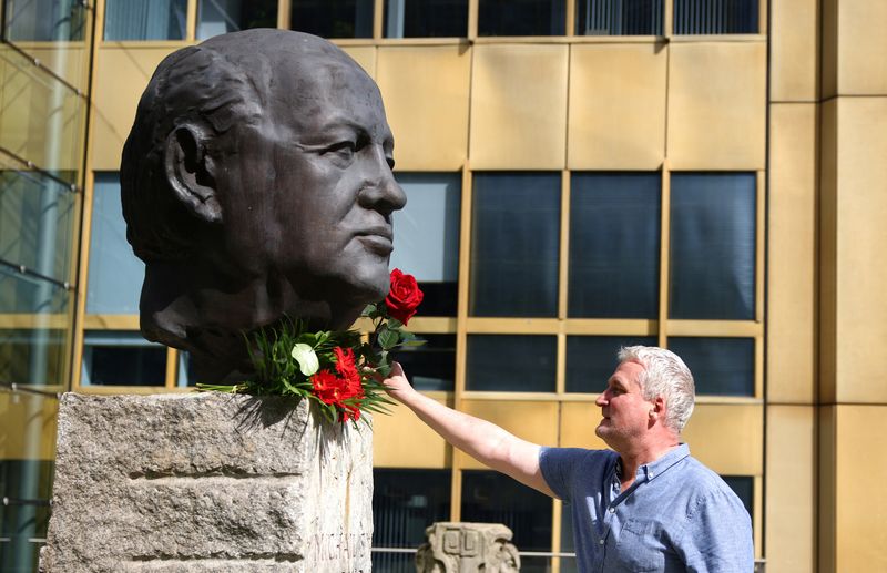 Putin denies Gorbachev a state funeral and will stay away