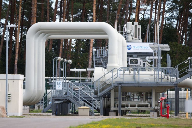 Energy war as West caps Russian oil price, Moscow keeps gas pipe shut