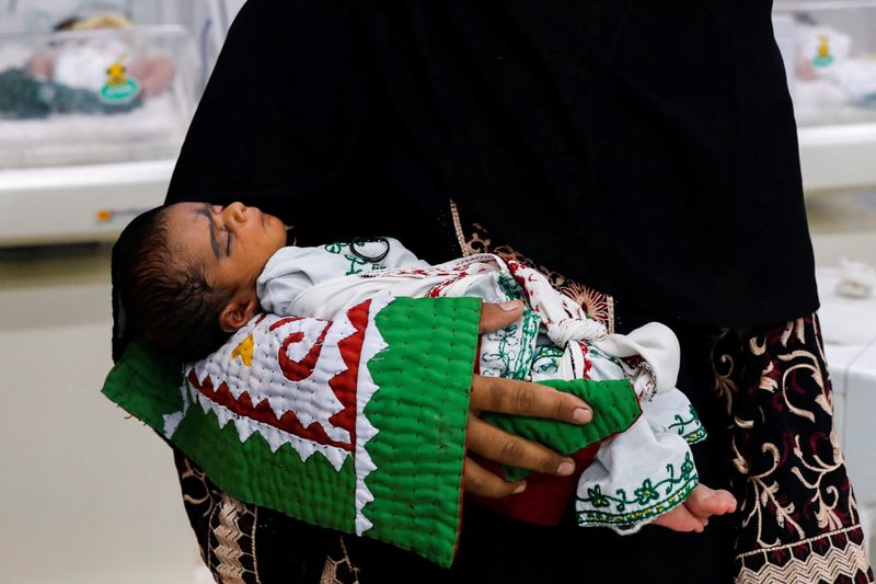 Women stranded in Pakistan floods take risky trips to give birth
