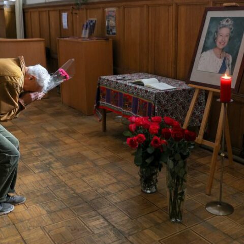 Some russians mourn queen elizabeth with flowers as kremlin pays respects - photo licensed by shore news network.