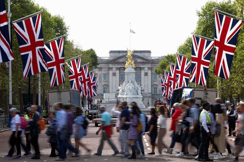 Round-the-clock vigil to give thousands chance to bid Queen Elizabeth farewell