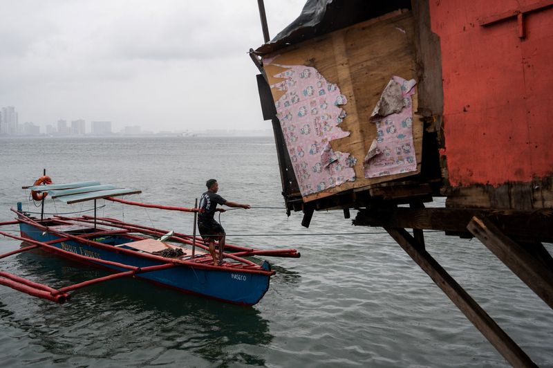 Typhoon makes Philippine landfall, government work suspended