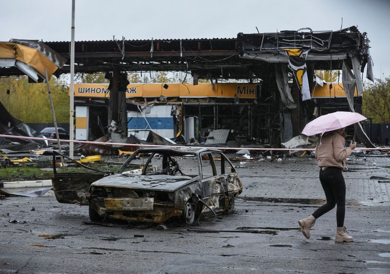 Ukrainians hold out in east, prepare battle for Kherson