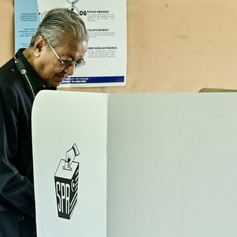 Malaysia ex-pm mahathir loses seat in first election defeat in 53 years - photo licensed by shore news network.