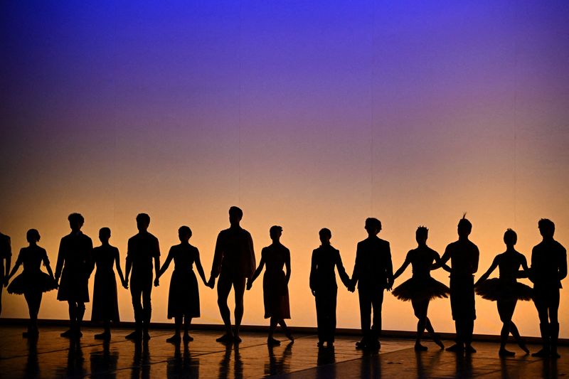 Top ballet performers 'Dance for Ukraine' in charity event